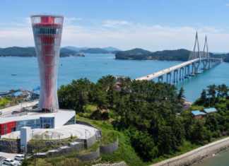 태안 영목항 전망대, 51m 높이서 원산안면대교 한눈에…9월까지 무료 태안 영목항 전망대와 원산안면대교가 함께 보이는 서해 전경
