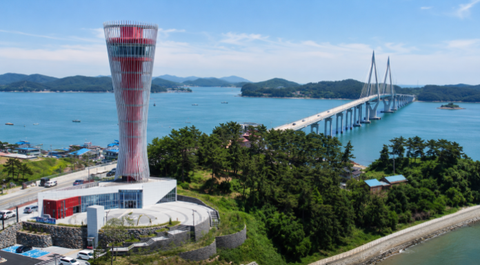 태안 영목항 전망대와 원산안면대교가 함께 보이는 서해 전경