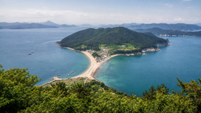 tongyeong-bijindo-sandbar-miin-viewpoint 미인전망대에서 내려다본 통영 비진도 모래사주와 양쪽 바다