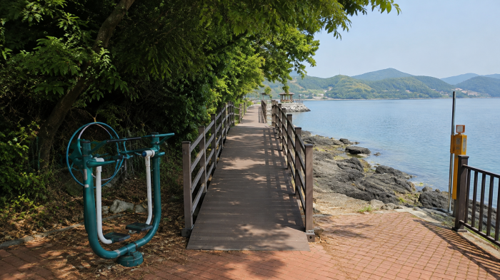광바위 수변산책길 데크와 운동시설