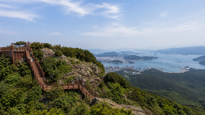 통영 미륵산 숲 위를 운행하는 통영케이블카와 통영항