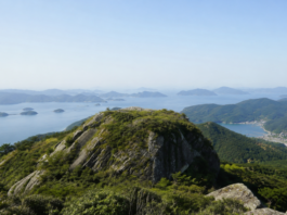 통영 미륵산 능선에서 바라본 한려수도 섬과 푸른 바다