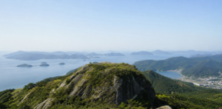통영 미륵산 능선에서 바라본 한려수도 섬과 푸른 바다
