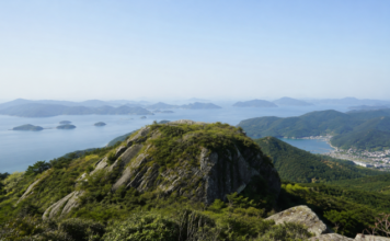 통영 미륵산 능선에서 바라본 한려수도 섬과 푸른 바다