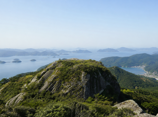 통영 미륵산 능선에서 바라본 한려수도 섬과 푸른 바다