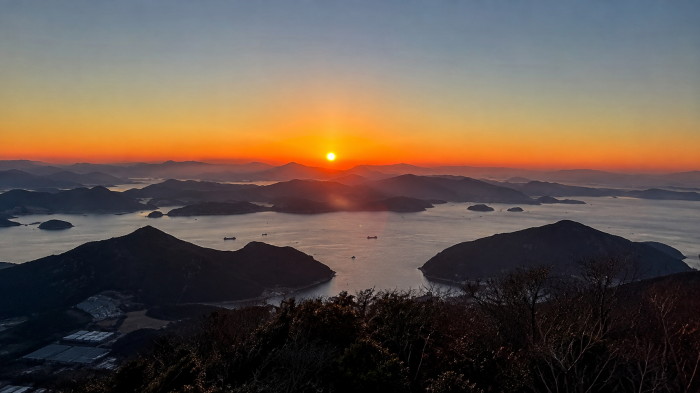 통영 미륵산에서 바라본 한려수도 섬과 붉은 일몰