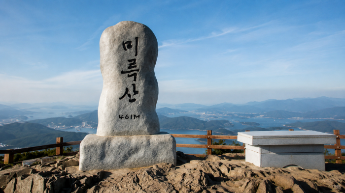 통영 미륵산 상부역사에서 전망대로 이어지는 목재 데크길