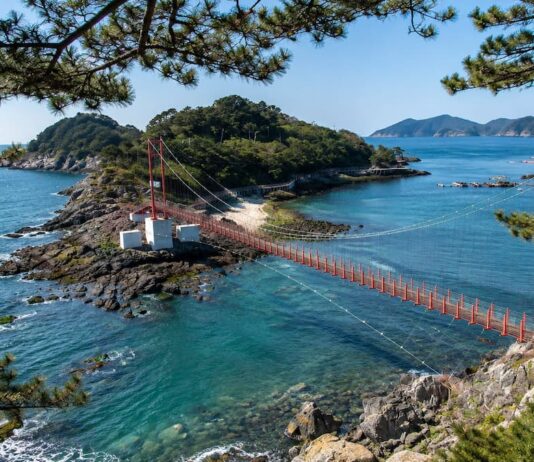 바다 위로 연대도와 만지도를 잇는 통영 출렁다리 전경