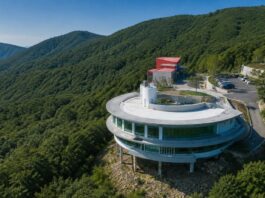 해발 800m 한우산 숲에 자리한 의령 한우산 별천지 전경