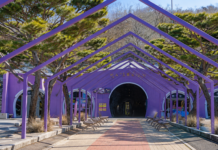 보라색 구조물과 동굴 입구가 이어지는 울산 자수정동굴나라