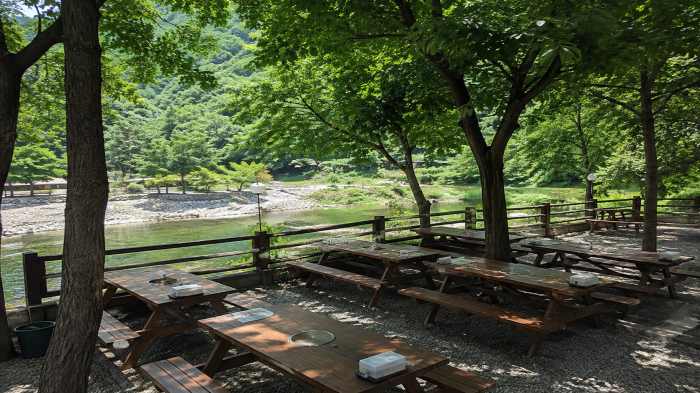 울산 배내골 산돼지마을 계곡 전망 야외 테이블