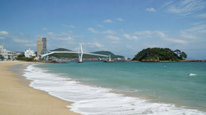 진하해수욕장에서 바라본 명선도와 명선교