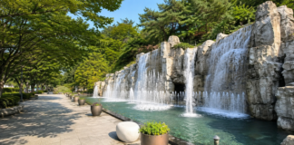 울산 태화강동굴피아 달 조형물과 암반 동굴 산책로