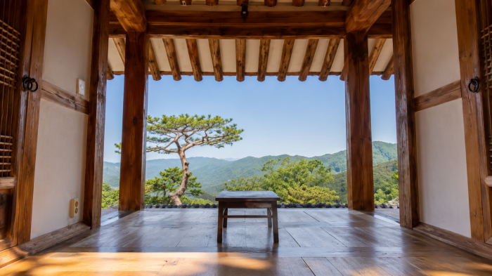 완주 아원고택 한옥 대청에서 바라본 종남산 풍경
