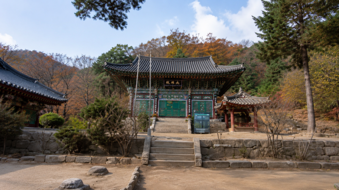 양평 용문사 일주문과 숲길