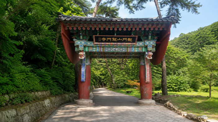 용문산 숲속에 자리한 용문사 전각