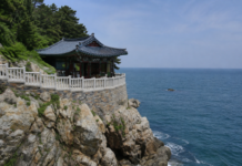 양양 낙산사 홍련암이 동해 절벽 위에 자리한 모습