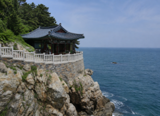 절 안을 걷는데 동해가 계속 따라온다…양양 낙산사, 가족이 보기 좋은 입구와 핵심 동선 양양 낙산사 홍련암이 동해 절벽 위에 자리한 모습