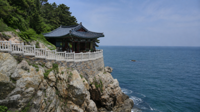yangyang-naksansa-hongryeonam-cliff-sea 양양 낙산사 홍련암이 동해 절벽 위에 자리한 모습