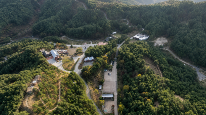 yangyang-songi-valley-forest-aerial-view 양양 송이밸리자연휴양림 숲속 숙박시설과 산책로 전경