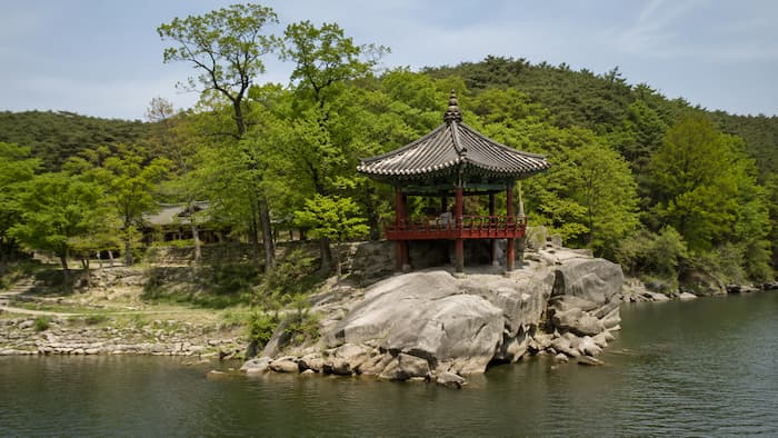 남한강 바위 위에 자리한 여주 신륵사 강월헌