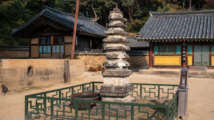 여주 신륵사 극락보전 앞 다층석탑과 전각