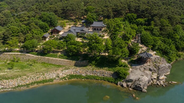yeoju-silleuksa-riverside-temple-main 남한강 바로 옆 숲에 자리한 여주 신륵사와 강월헌 전경
