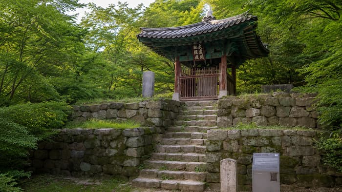 여주 신륵사 숲속 비각과 오래된 돌계단