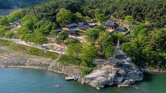 남한강에서 바라본 여주 신륵사 전각과 강월헌 항공 전경