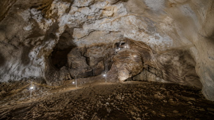 yeongwol-bundeokjae-cave-main-chamber 영월 분덕재동굴 내부의 넓은 석회암 동굴 공간