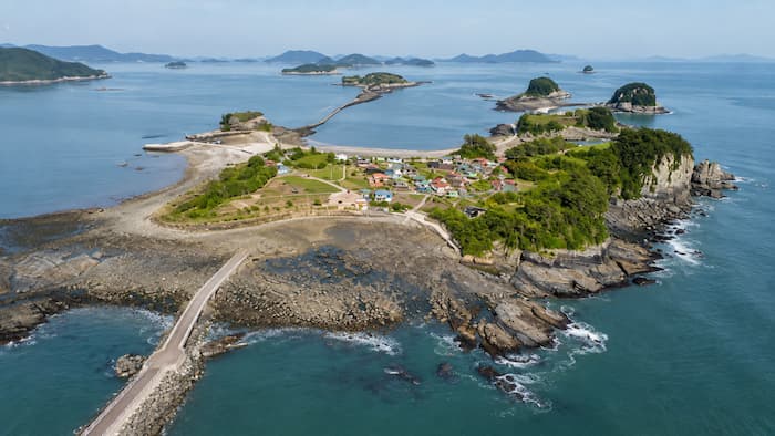사도와 주변 작은 섬들이 이어져 보이는 여수 다도해 항공 전경