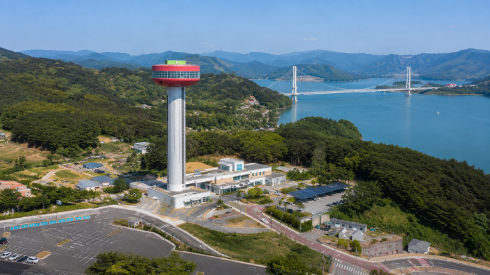 예당호 전망대와 호수, 출렁다리가 함께 보이는 항공 전경