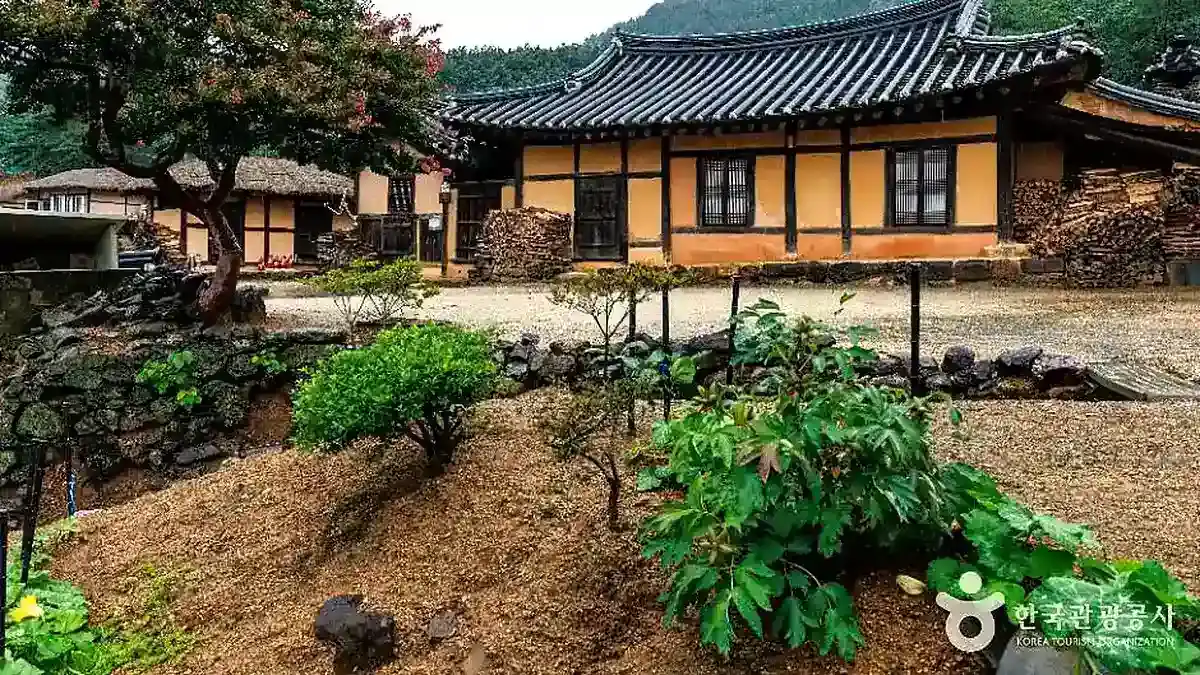 우측 하단에 한국관광공사 표기가 들어간 고성 왕곡마을 전통가옥 사진