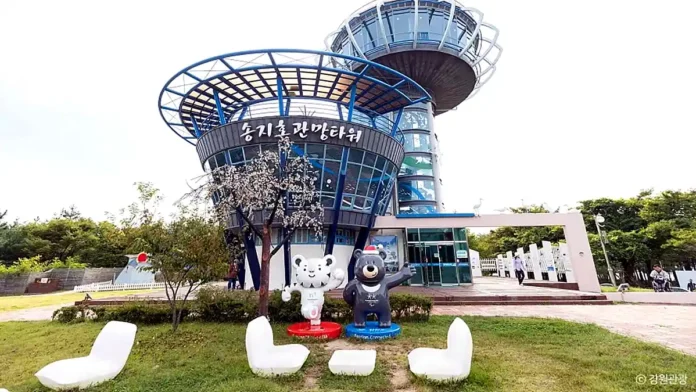 하늘의 밝은 부분이 날아가고 우측 하단에 강원관광 표기가 들어간 송지호 관망타워 사진