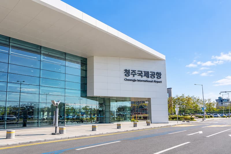 청주국제공항 진입도로와 국제선 여객청사 전경
