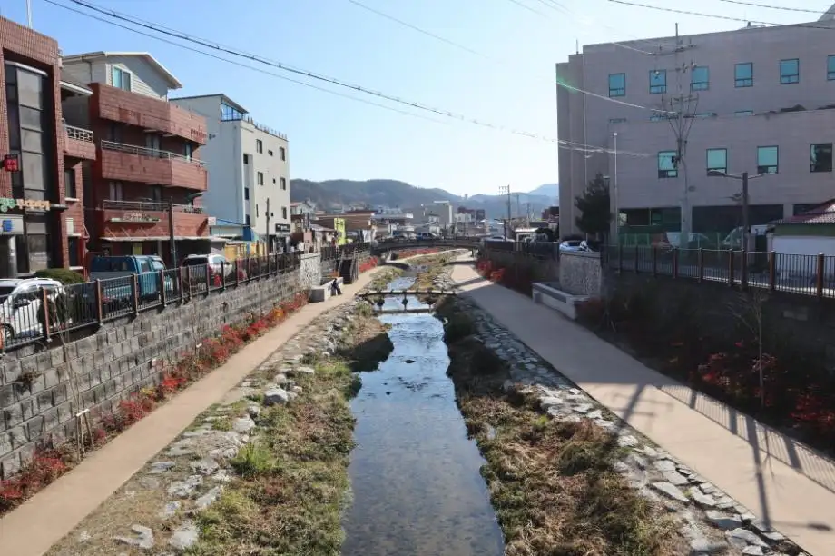 공주 왕도심을 흐르는 제민천과 산책로
