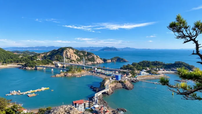 군산 대장도 대장봉과 33m 대장교 전경 33m 대장교와 해발 142m 대장봉, 장자도 포구가 펼쳐진 군산 대장도 전경