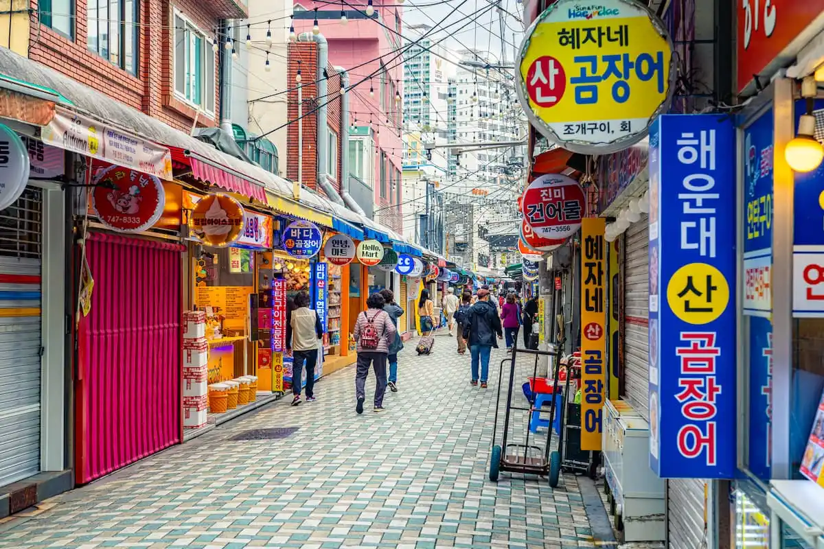 부산 해운대전통시장 점포와 시장을 찾은 관광객 모습