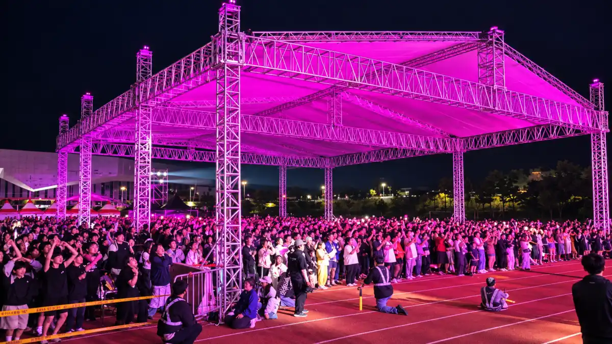 장수 한우랑사과랑축제 폐막콘서트를 즐기기 위해 가득 모인 야간 관람객 인파