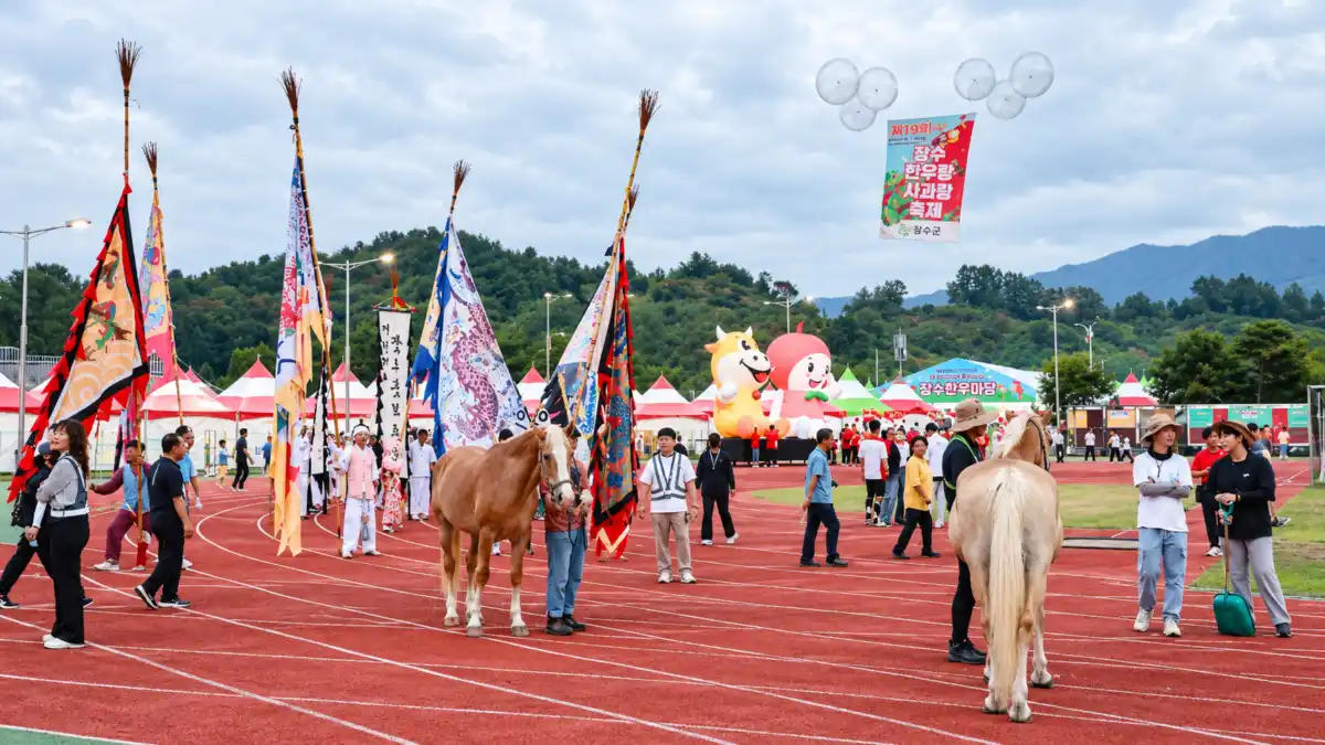 장수 한우랑사과랑축제 운동장에서 펼쳐진 말과 대형 깃발 퍼레이드 행렬