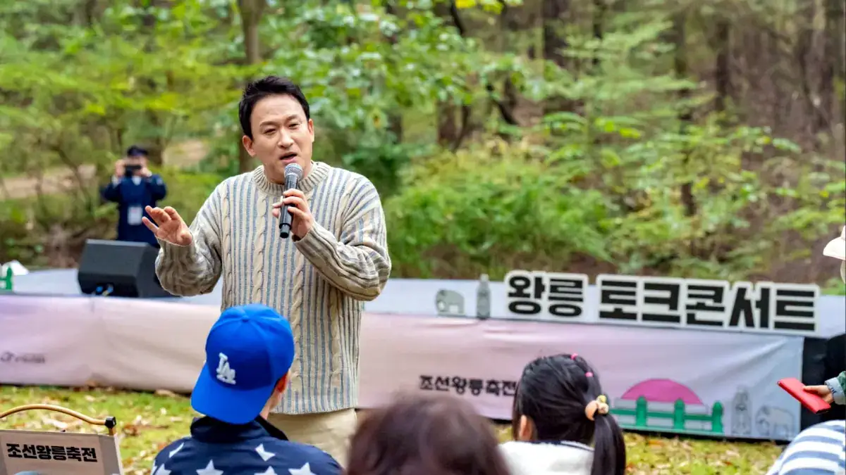 조선왕릉 숲에서 연사가 관람객에게 이야기를 들려주는 토크 프로그램