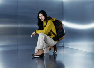 거친 암릉에서도 발목 꽉 잡는다… K2, 가을 등산화 ‘나하르’ 출시 가을 아웃도어 룩과 함께 K2 나하르 등산화를 착용한 브랜드 모델 수지