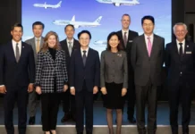 60조 베팅으로 미래 기단 굳힌 대한항공… 보잉 103대·엔진 최종 계약 대한항공 보잉 103대 및 GE 엔진 구매 최종 계약 체결 기념사진