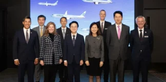 60조 베팅으로 미래 기단 굳힌 대한항공… 보잉 103대·엔진 최종 계약 대한항공 보잉 103대 및 GE 엔진 구매 최종 계약 체결 기념사진
