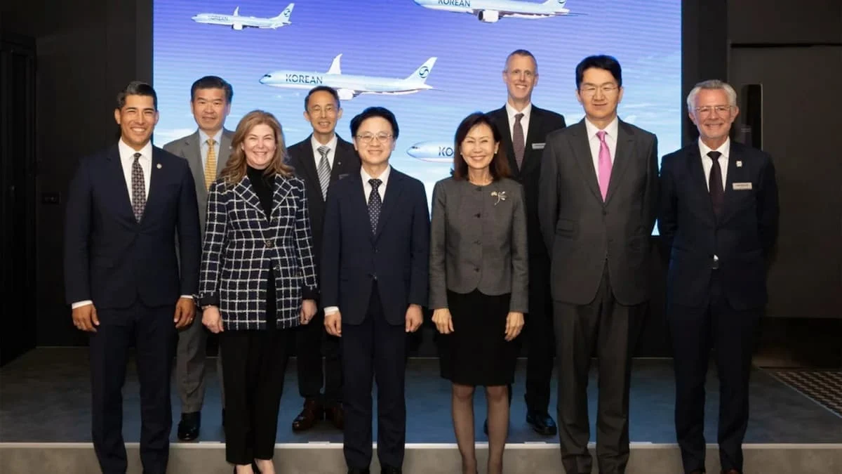 60조 베팅으로 미래 기단 굳힌 대한항공… 보잉 103대·엔진 최종 계약 대한항공 보잉 103대 및 GE 엔진 구매 최종 계약 체결 기념사진