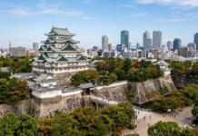 【特別寄稿・デスクコラム】外国人宿泊者200万超の名古屋が抱く慢心――歴史的遺産を有しながら、なぜ「退屈な街」に甘んじるのか 名古屋の都市スカイラインを背景に望む名古屋城
