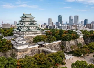 【特別寄稿・デスクコラム】外国人宿泊者200万超の名古屋が抱く慢心――歴史的遺産を有しながら、なぜ「退屈な街」に甘んじるのか 名古屋の都市スカイラインを背景に望む名古屋城