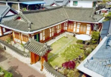 “한국인 76%가 꽂혔다”… 전주부터 글레노키까지, 판타지가 여행지가 된 6곳 전주한옥마을 한옥혜윰의 전통 기와지붕과 한옥 마당 전경