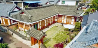 “한국인 76%가 꽂혔다”… 전주부터 글레노키까지, 판타지가 여행지가 된 6곳 전주한옥마을 한옥혜윰의 전통 기와지붕과 한옥 마당 전경