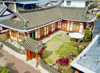 “한국인 76%가 꽂혔다”… 전주부터 글레노키까지, 판타지가 여행지가 된 6곳 전주한옥마을 한옥혜윰의 전통 기와지붕과 한옥 마당 전경